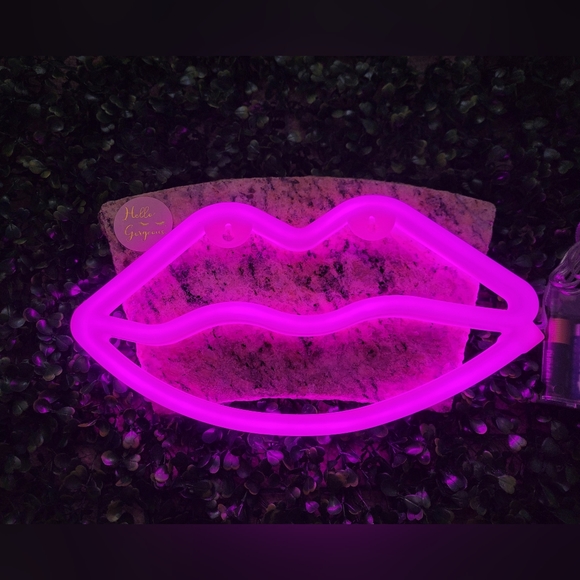 ๐Pink Lips Neon Sign - Picture 5 of 7